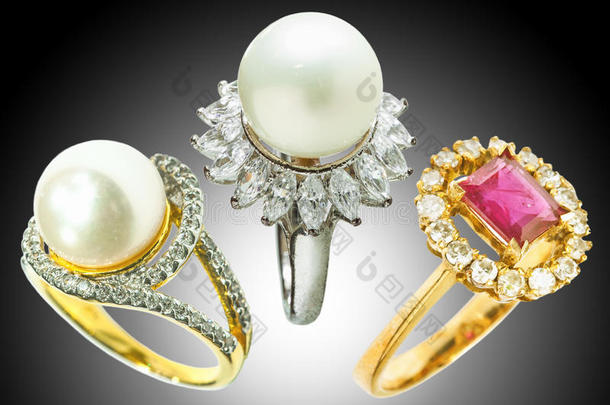 钻石戒指和珍珠戒指
