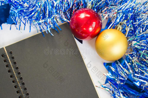 圣诞或新年平面组合冷杉树玩具和空白页