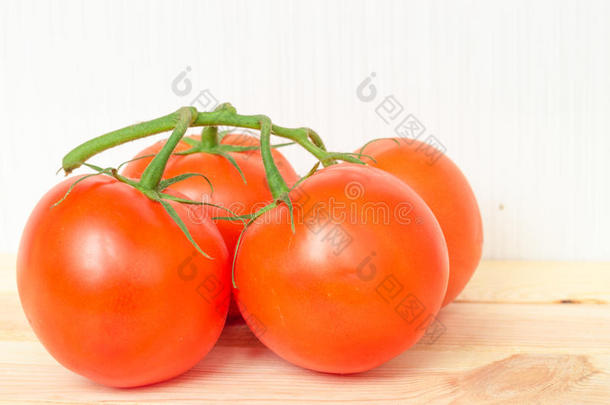 木材<strong>背景上新</strong>鲜、成熟的西红柿的特写。
