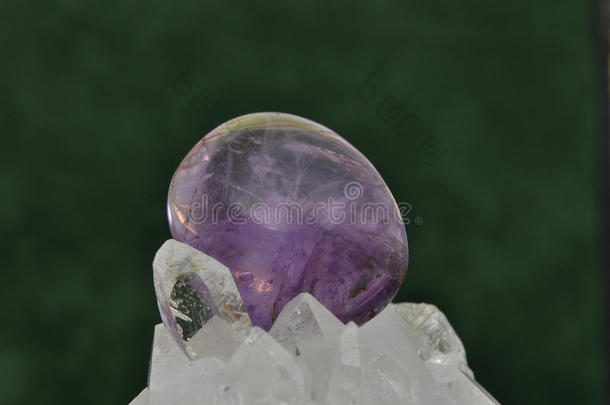 岩石水晶上的紫水晶