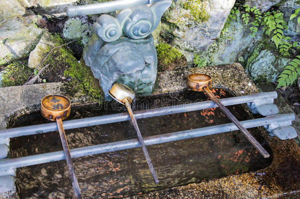 楚祖亚净化喷泉钢包。 传统的日本神道洗脸盆，用于<strong>祭拜</strong>者的仪式清洗