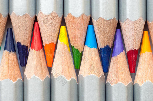 有<strong>凝聚</strong>力的彩色铅笔。 削尖的彩色铅笔。 一叠彩色铅笔。 准备好画画了。