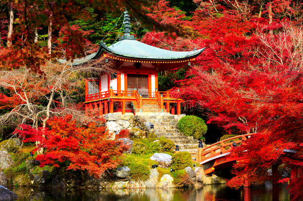 日本秋季的大吉寺
