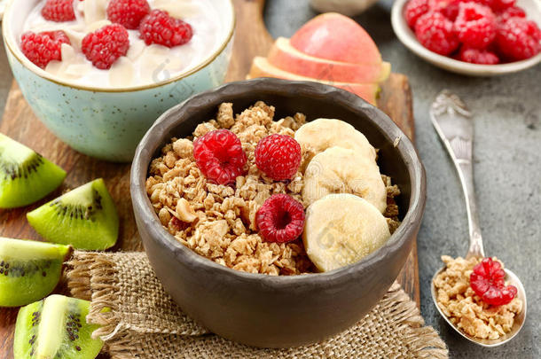 一碗带有水果和浆果的麦片作为健康早餐