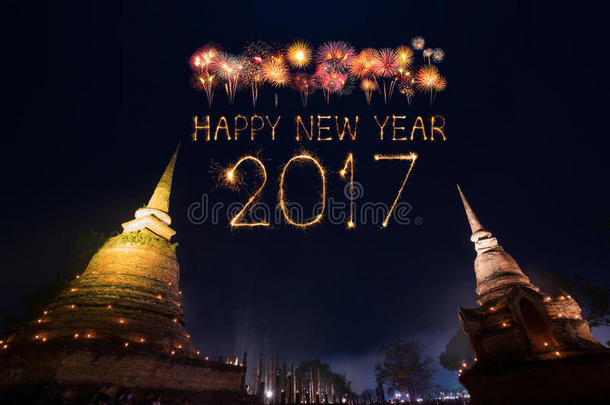 泰国苏霍台历史公园2017年新年快乐烟花。