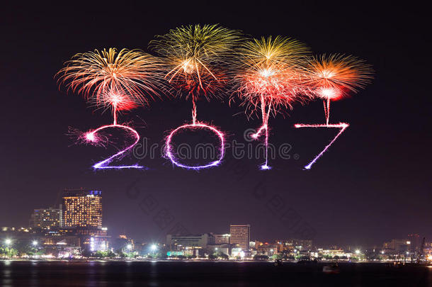 2017年快乐新年烟花在芭堤雅海滩夜间，泰国