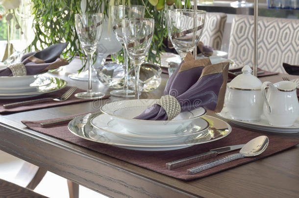 经典优雅风格的餐桌设置在木制餐桌上