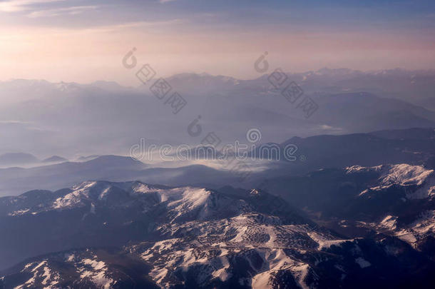 黑山山脉的真实景色覆盖着雪