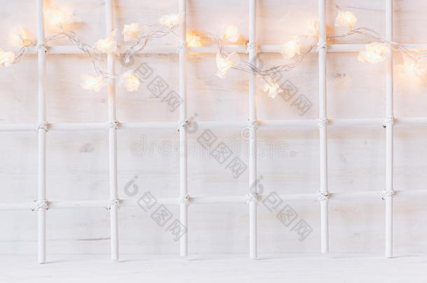 圣诞软家居装饰与灯光燃烧在白色的木制背景。