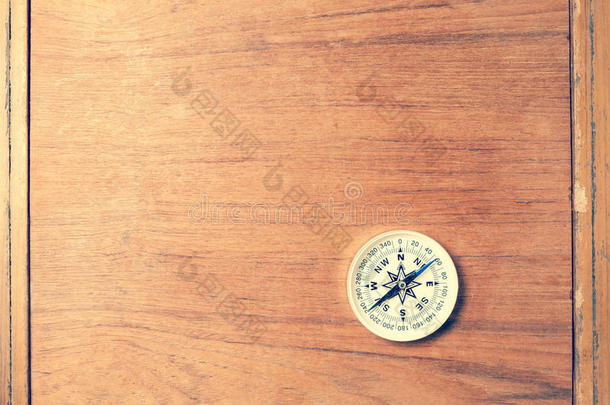 指南针在旧的木材背景与复制空间的文本。