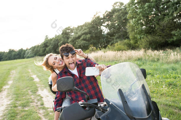 一对相爱的夫妇在乡下享受四人自行车骑行。