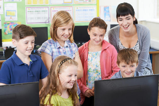 小学学生与教师在计算机班