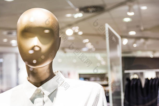 时尚模特塑料造型模特服装按钮衬衫商店明亮的灯光显示橱窗购物中心商业
