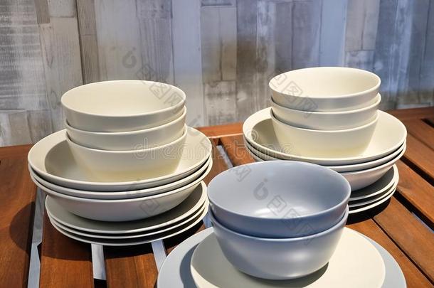 收集陶瓷盘子、碗和盘子