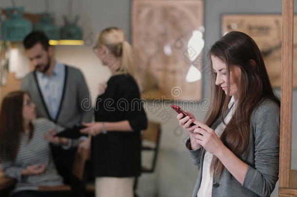 美丽的黑发女人使用触摸屏平板电脑在现代创业办公室团队在工作场所