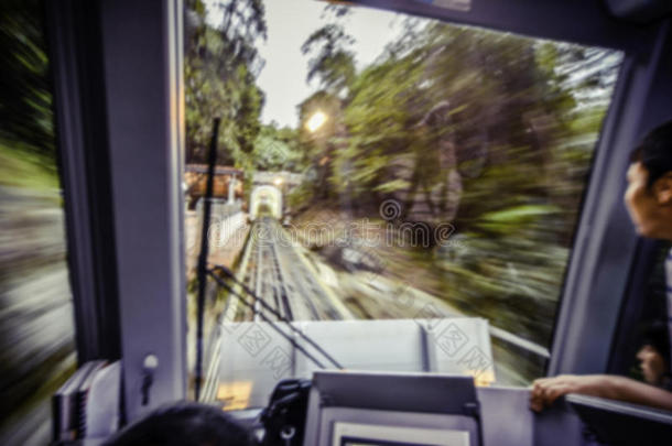 爬山时从火车司机驾驶舱模糊的运动图像