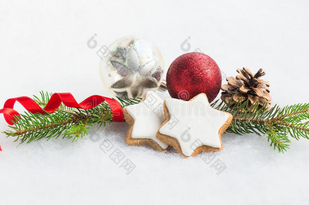 在白色蓬松的背景下关闭圣诞节自制的明星饼干。 圣诞装饰。