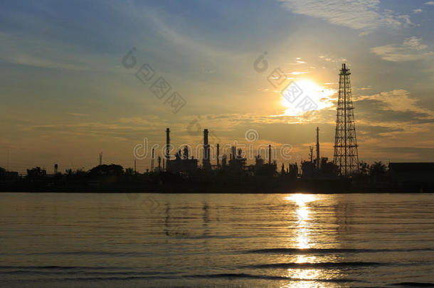班恰克<strong>石油公司</strong>在湄南河旁的炼油厂