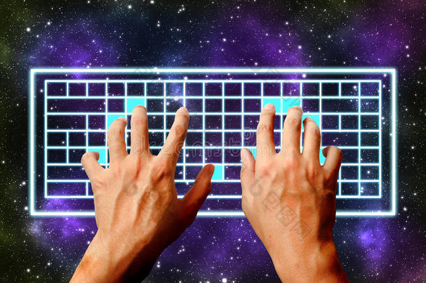 双手在虚拟键盘、宇宙和恒星背景上打字。