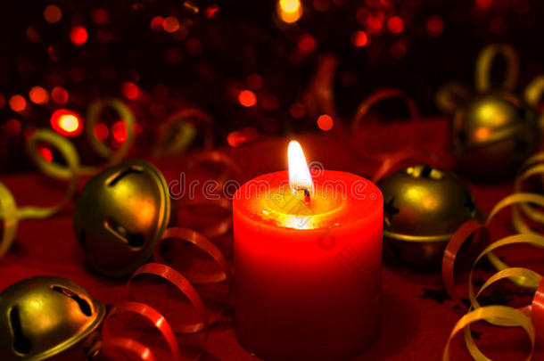 圣诞节和新年的喜庆之夜燃烧蜡烛的图片。
