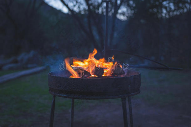 黄昏时分在露营地点燃烧营地火灾，准备烧烤或烧烤，南非的户外活动。 有选择地关注