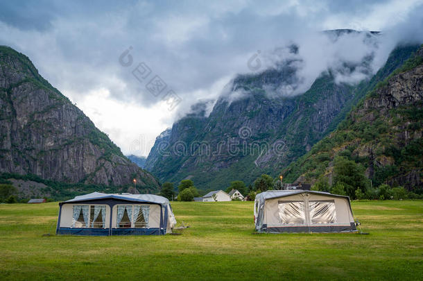 在挪威峡湾的落基山脉下，<strong>露营</strong>场地和<strong>露营帐篷</strong>。