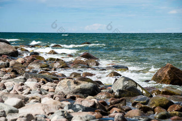 波罗的海的舒适海滩，水在r上<strong>哗啦啦</strong>