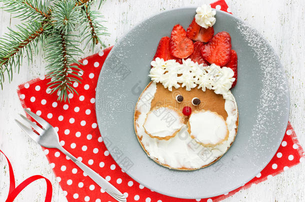 圣诞老人煎饼和草莓作为儿童早餐