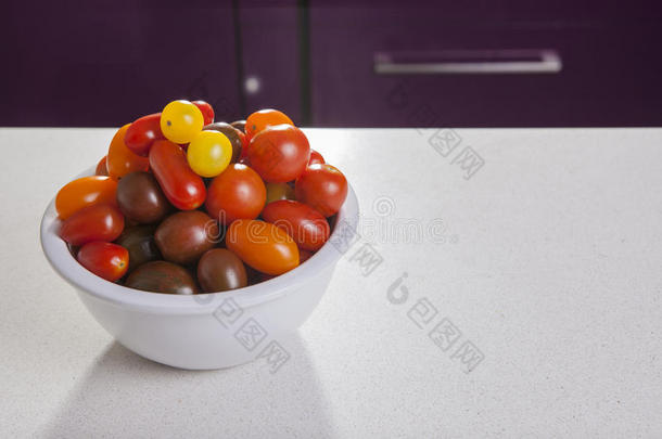 粘土碗里装满了几种樱桃西红柿