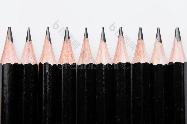 白色背景上的黑色石墨铅笔