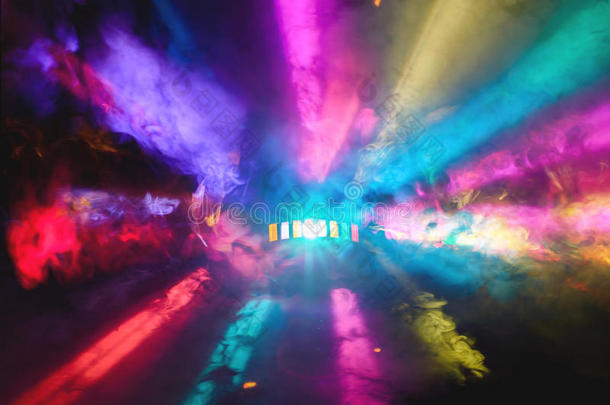五颜六色的DJ党灯和雾覆盖全屏幕