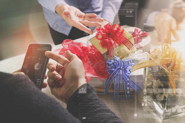 礼品赠送创意手使用智能手机和同事选择礼物。 送礼物，办公室派对，大理石会议