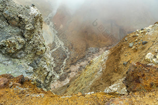 <strong>灰蓝</strong>色火山口峡谷煤渣