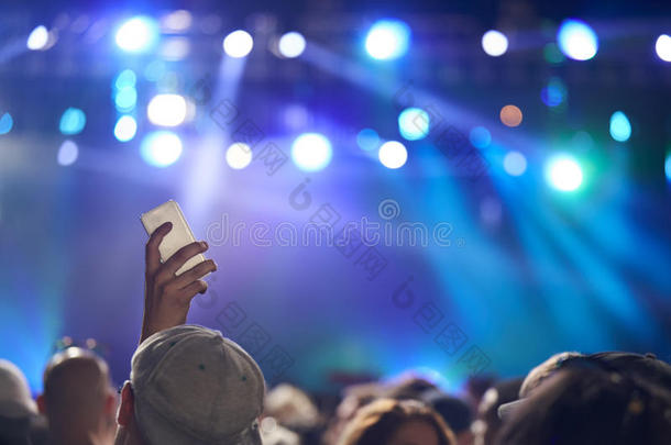歌迷在音乐节上用手机拍照