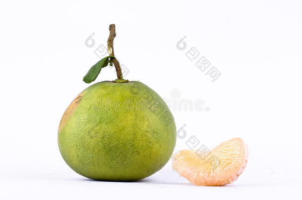 新鲜柚子去皮和绿色柚子在白底健康水果食品上分离