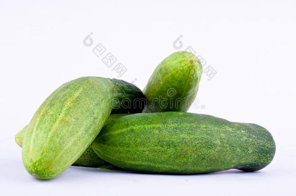 绿色黄瓜在白底健康蔬菜食品中含有丰富的维生素