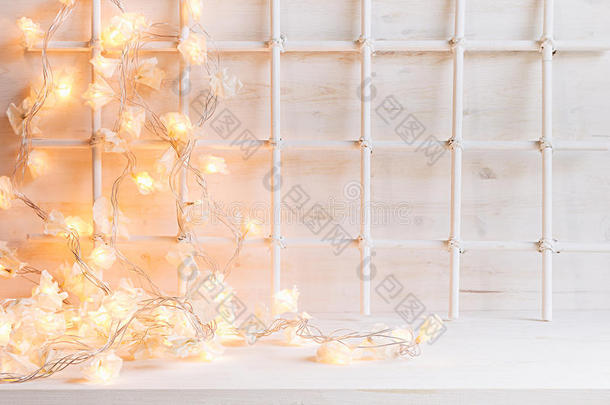 圣诞软家居装饰与灯光燃烧在白色的木制背景。