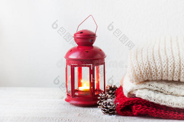 圣诞节或冬季家居概念与灯笼，冷杉锥，雪和温暖的穿着。
