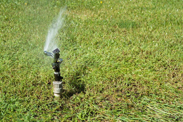 花园灌溉系统浇水草坪