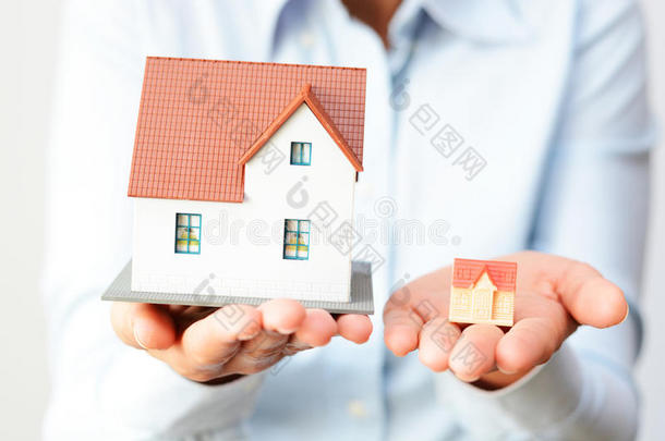 考虑到价格差异，买一栋小房子或一栋大房子