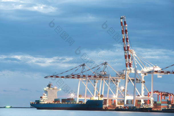 集装箱货船在贸易港，航运，运输