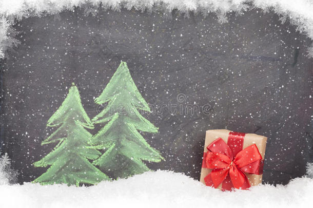 圣诞礼盒和手绘冷杉树