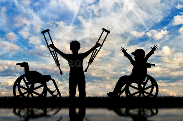 坐轮椅的男孩和残疾男孩<strong>拄着拐杖</strong>站<strong>着</strong>