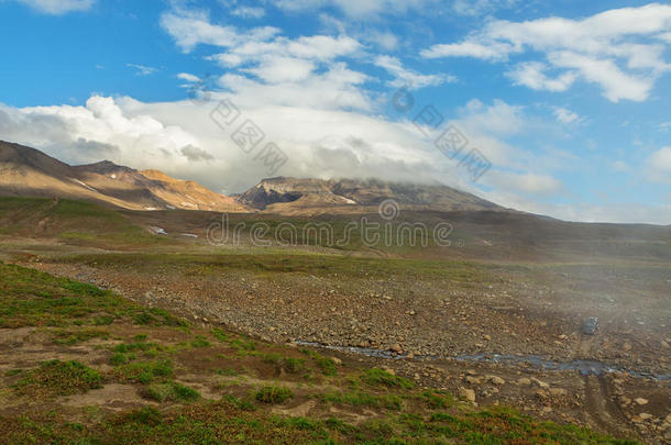 攀登堪察加半岛上的穆特诺夫斯基活火山。