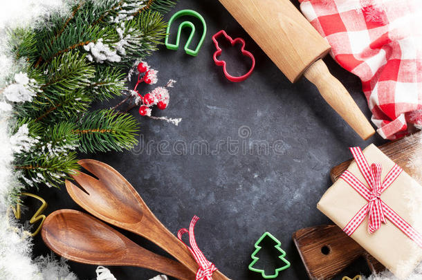 圣诞厨具和雪树