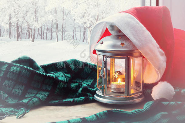圣诞节和新年冬季背景-窗台上有蜡烛和圣诞老人帽子，户外有冬季自然