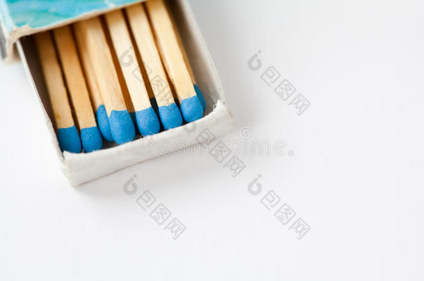 蓝色火柴在白色的老式火柴盒里。 宏观视图匹配在打开的盒子，浅深度的领域
