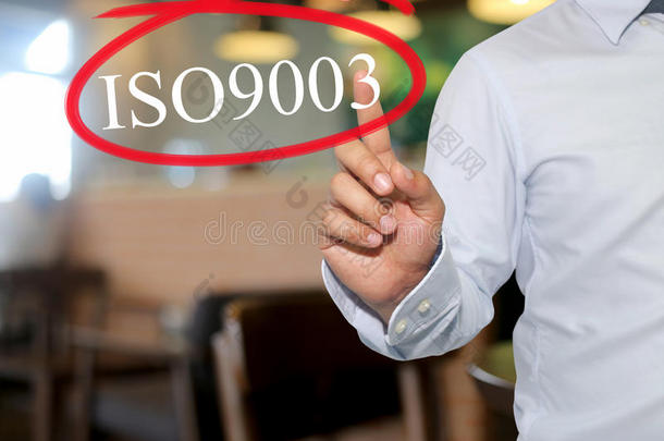 人的手触摸文字iso9003与白色的模糊国际