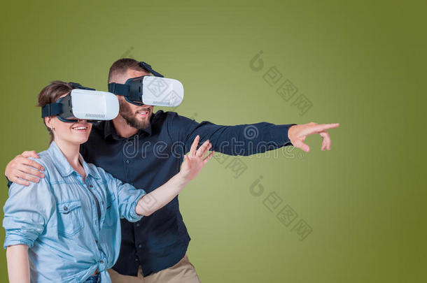 兴奋的年轻夫妇使用VR耳机眼镜