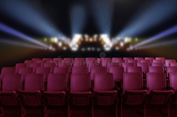 有红色座位的空剧院礼堂或电影院。